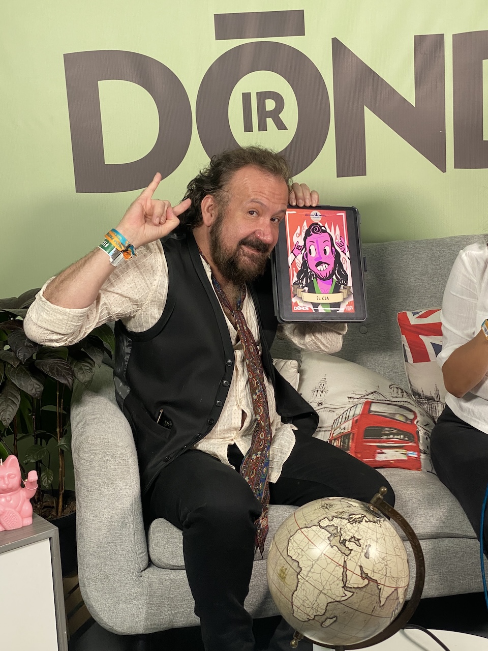 Artistas con su ilustracion en el Corona Capital 2021. El Cha