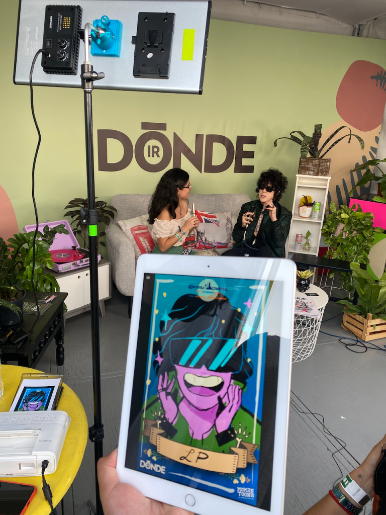Artistas con su ilustracion en el Corona Capital 2021.