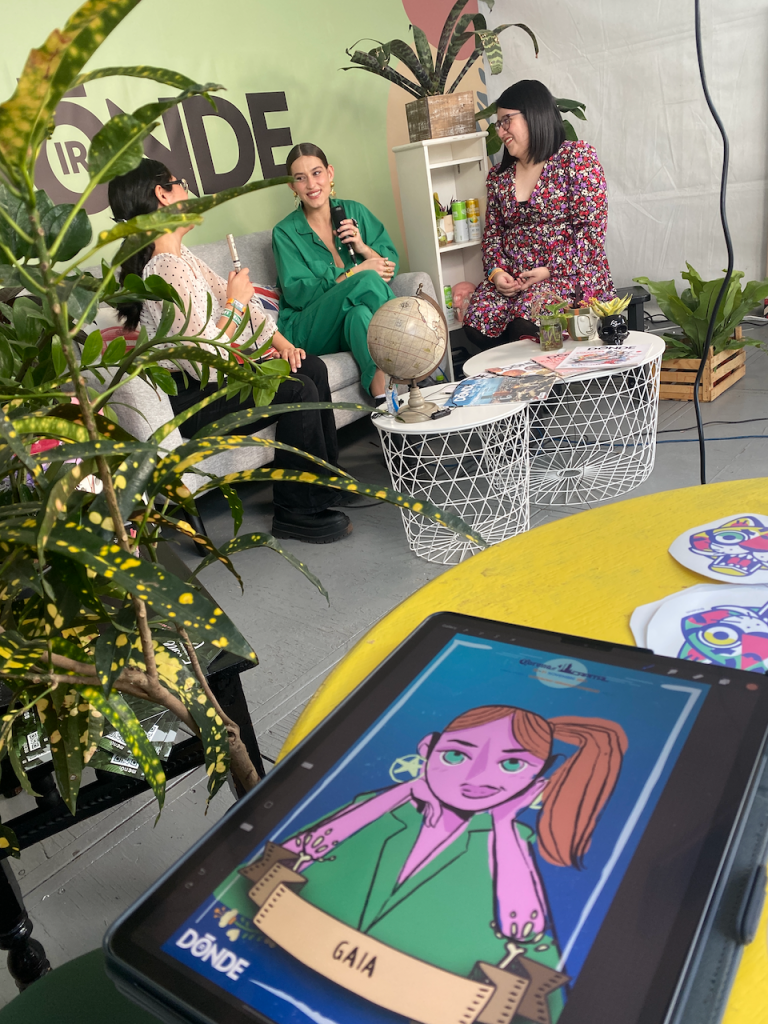 Artistas con su ilustracion en el Corona Capital 2021.