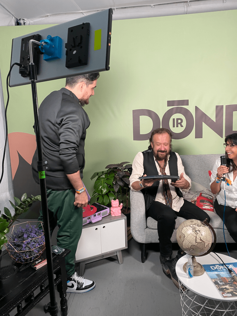 Artistas con su ilustracion en el Corona Capital 2021.