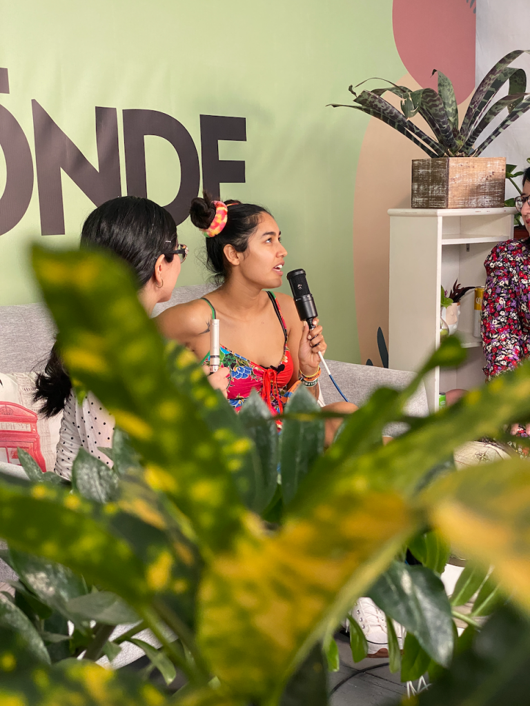 Artistas con su ilustracion en el Corona Capital 2021.