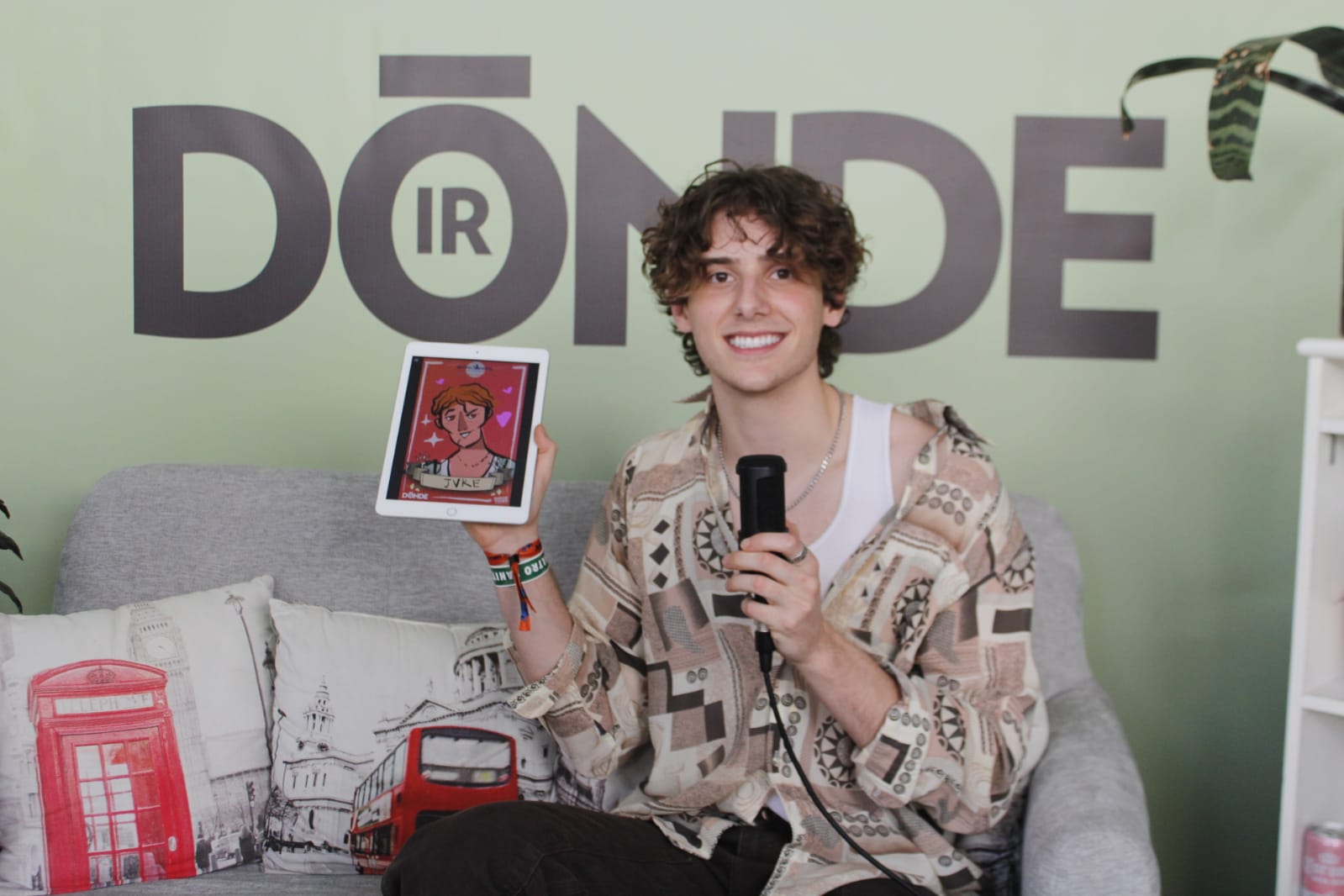 Artistas con su ilustracion en el Corona Capital 2021.