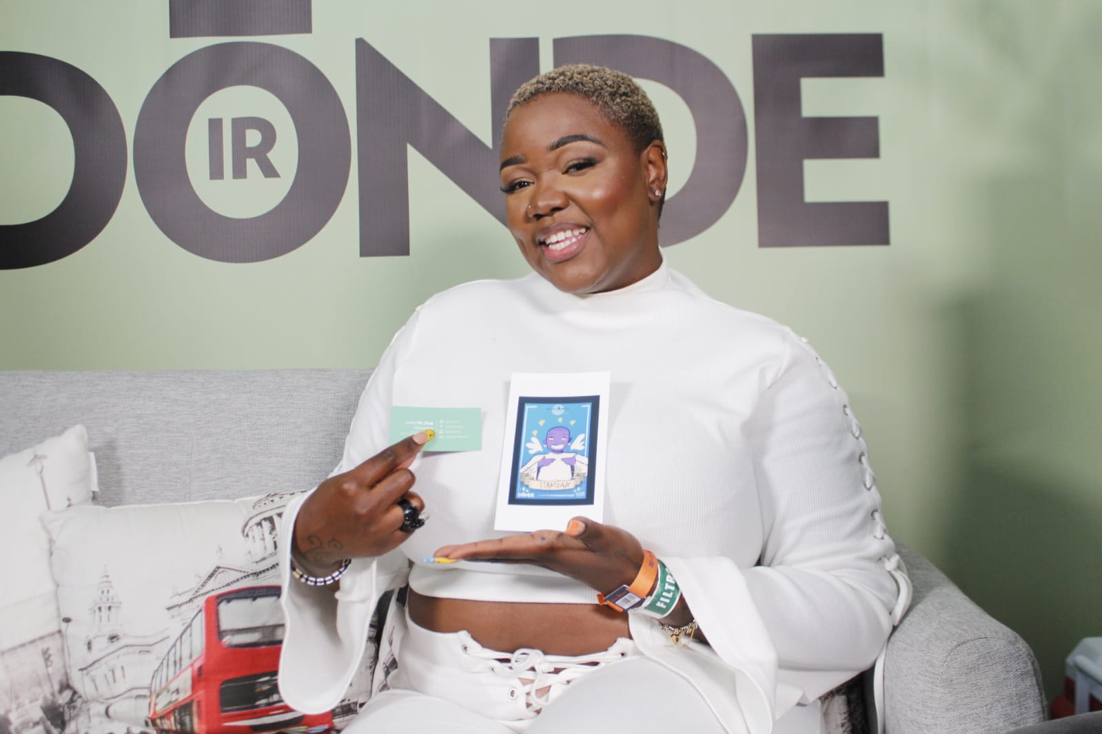 Artistas con su ilustracion en el Corona Capital 2021.