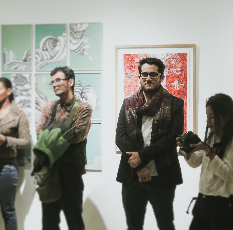 Carlos Eduardo Hernandez recibiendo en Peru un premio