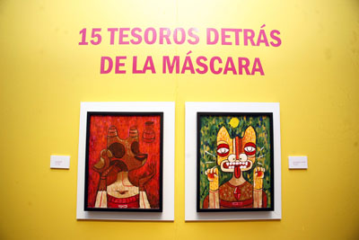 Dos obras de arte enmarcadas en una pared amarilla, tituladas '15 TESOROS DETRÁS DE LA MÁS CARA', con un estilo colorido y figuras abstractas.