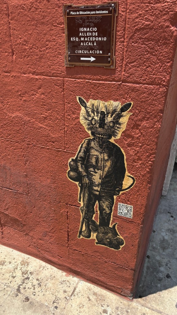 El muro como museo: una criatura que nos observa desde la&nbsp;calle