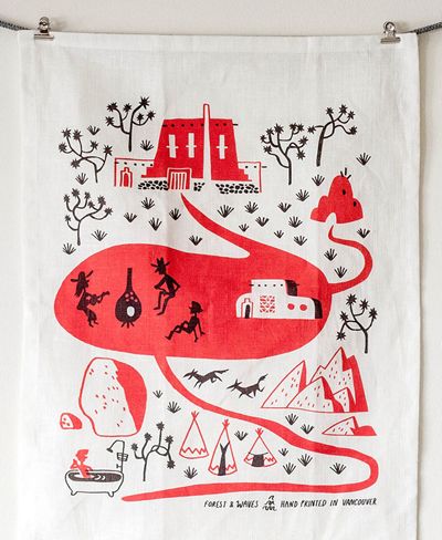 Paño serigrafiado Forest and Waves con paisaje desértico en rojo y marrón, tipis y figuras.