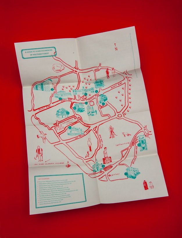 Mapa ilustrado plegado de Waltham Forest en rojo y turquesa con edificios numerados y lista de direcciones.