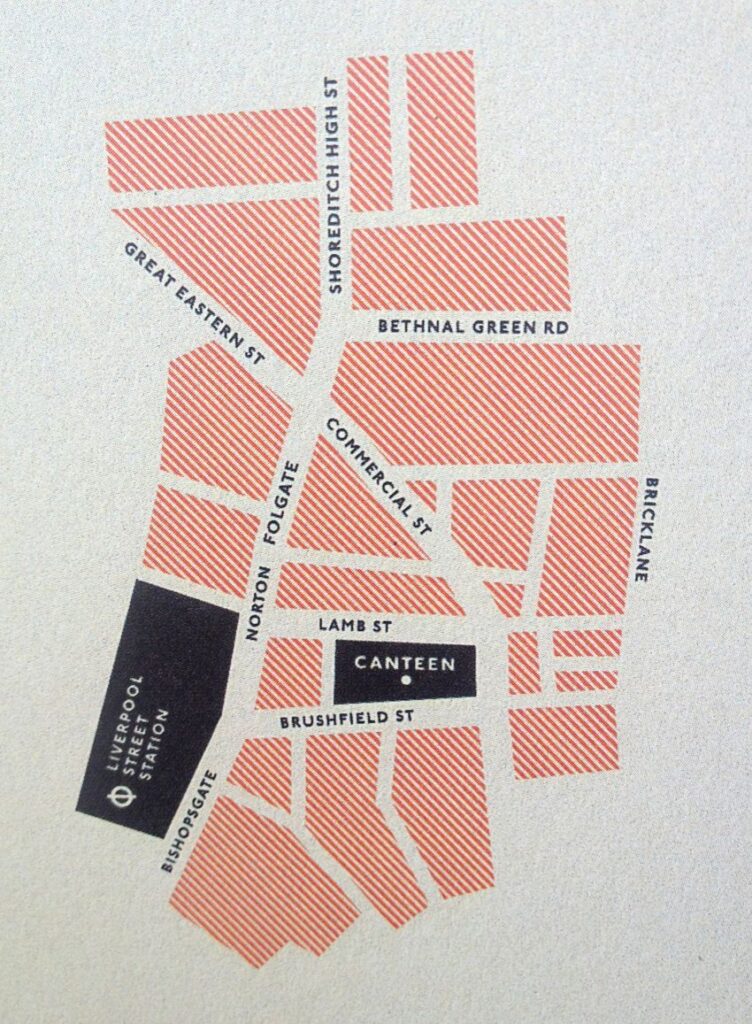 Mapa urbano minimalista de Shoreditch en Londres con manzanas a rayas coral, tipografía negra y estación Liverpool Street.