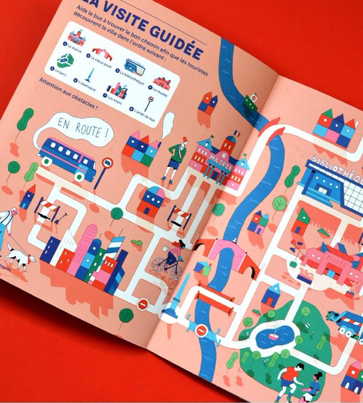 Mapa infantil ilustrado La visite guidée con calles en laberinto rosa, edificios y un autobús azul en doble página.