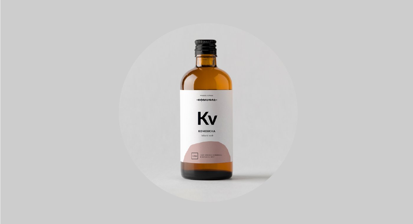 Botella con etiqueta Kv de la casa Komunal