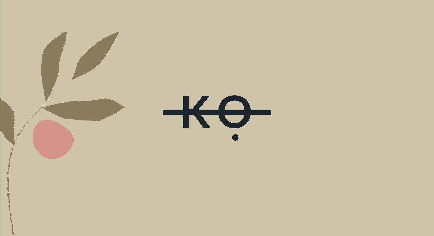 Cierre con ilustración botánica y logotipo KO de Komunal