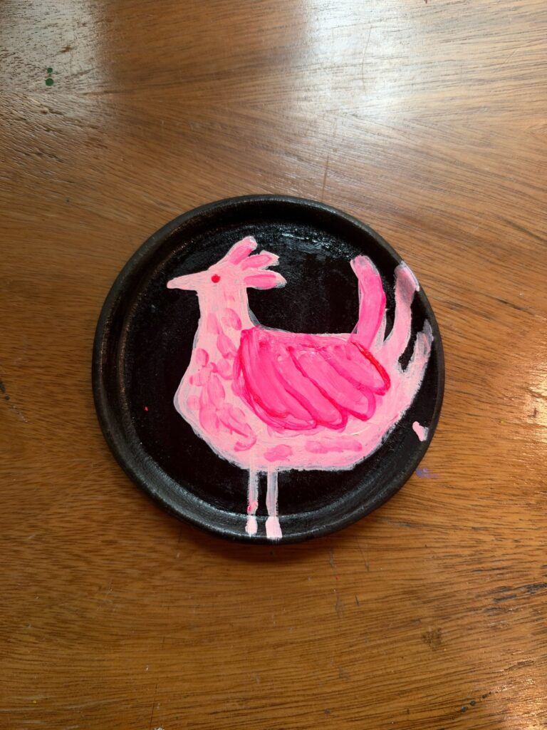 Gallo pintado en acrílico rosa magenta sobre plato de barro negro oaxaqueño