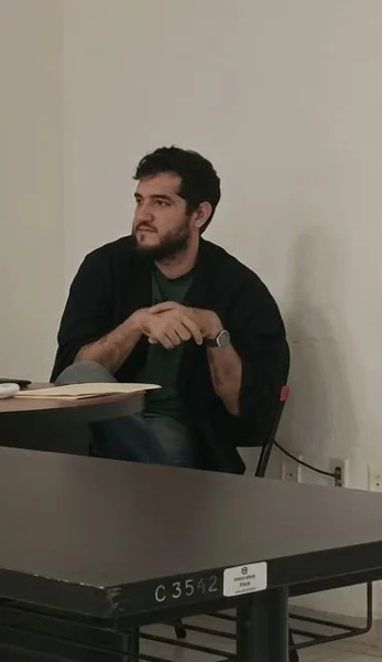 Carlos Chak Hernández sentado en un salón de clase